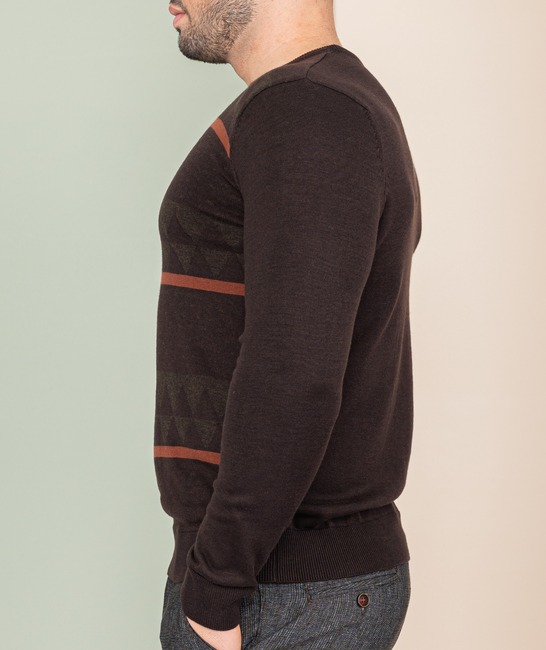 Мъжки кафяв пуловер на светли триъгълници и ленти
