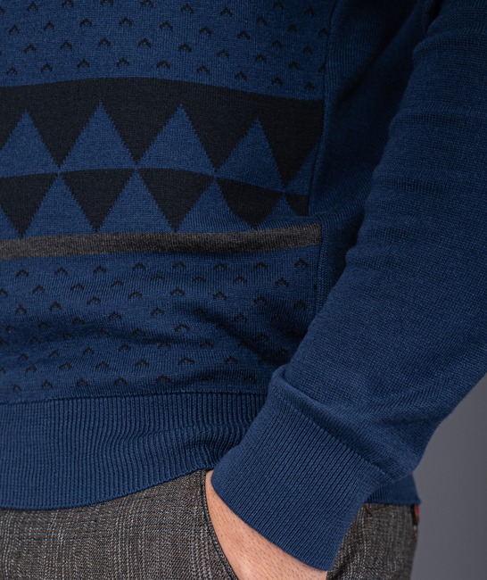 Мъжки син пуловер на черни триъгълници и ленти