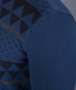 Мъжки син пуловер на черни триъгълници и ленти