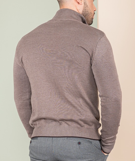 Мъжки кафяв пуловер с ленти от малки квадратчета