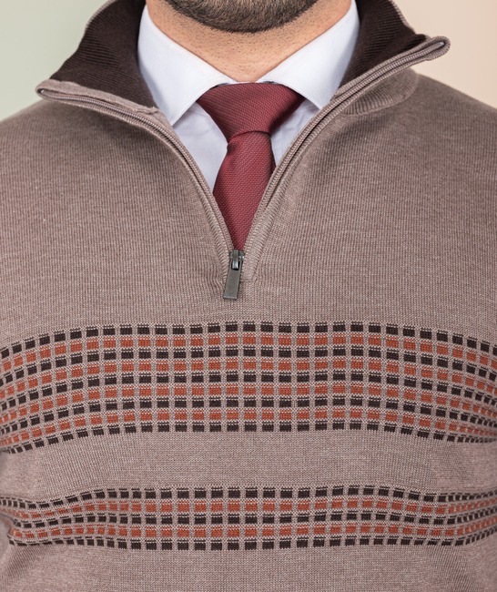 Мъжки кафяв пуловер с ленти от малки квадратчета