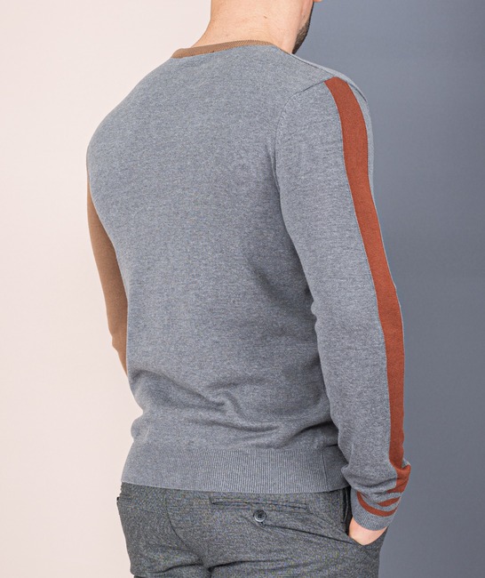 Мъжки кафяв пуловер със сив гръб