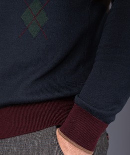 Мъжки двуцветен пуловер кафяво и синьо със странични ромбоиди