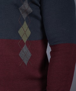 Мъжки двуцветен пуловер синьо и бордо със странични ромбоиди