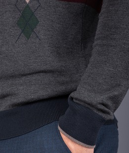 Мъжки двуцветен пуловер бордо и сиво със странични ромбоиди