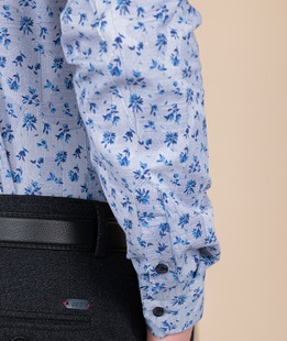 Мъжка синя риза на цветчета и фигурални елементи
