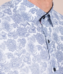Бяла мъжка риза на сини флорални елемнти
