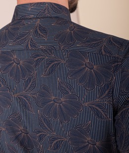 Мъжка синя риза на кафяви контурни цветя