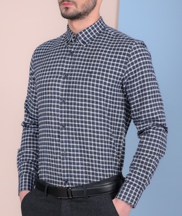 Тъмно синя мъжка риза на бяло каре