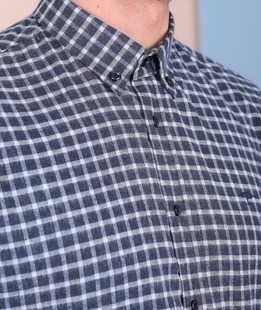 Тъмно синя мъжка риза на бяло каре