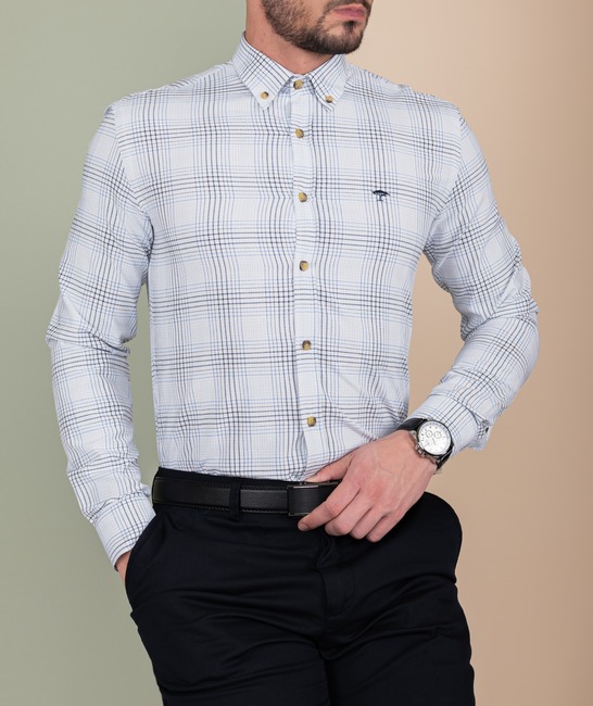 Елегантна бяла мъжка риза със синьо и черно каре