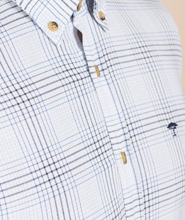 Елегантна бяла мъжка риза със синьо и черно каре