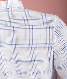 Стилна мъжка бяла риза с синьо и кафяво каре