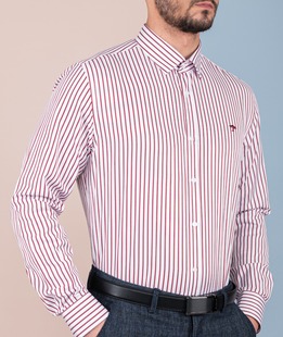 Раирана мъжка риза бяла с райе цвят бордо с малко лого