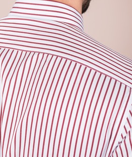 Раирана мъжка риза бяла с райе цвят бордо с малко лого