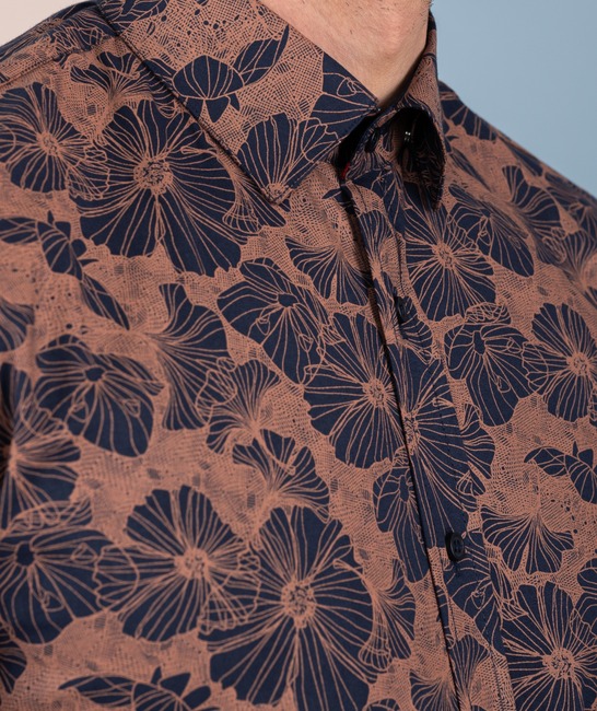 Кафява мъжка риза с акцент контурни цветя