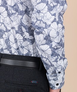 Бяла мъжка риза с акцент контурни цветя