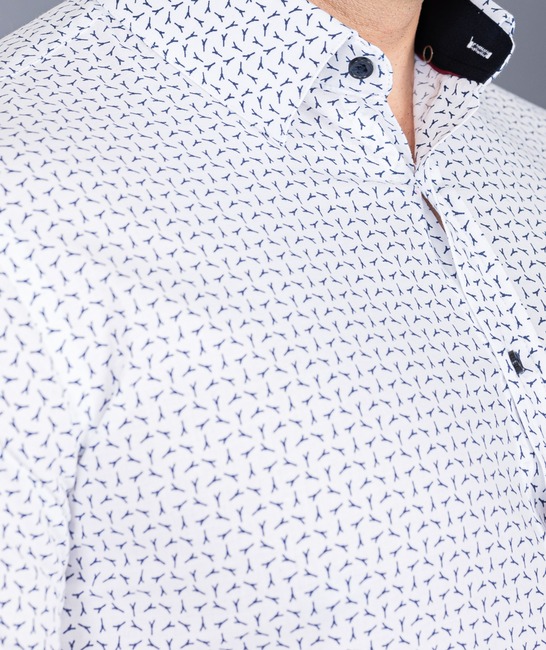 Бяла мъжка риза на малки сини ларикси