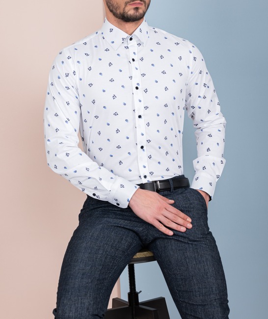 Бяла мъжка риза на сини клончета с листенца