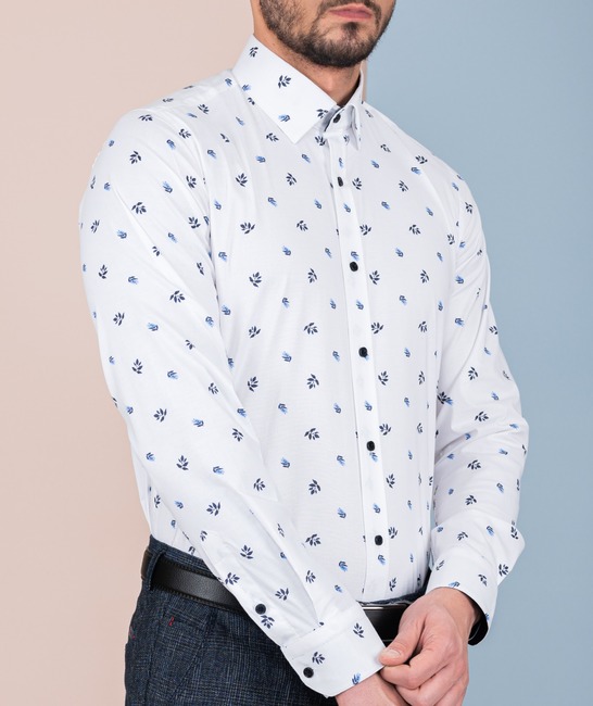 Бяла мъжка риза на сини клончета с листенца