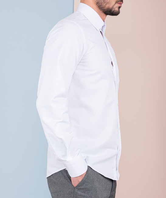 Бяла мъжка риза структурирана на финна плетка