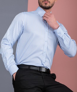 Синя мъжка риза на бяло райе с малко лого