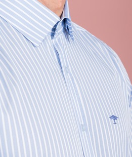 Синя мъжка риза на бяло райе с малко лого