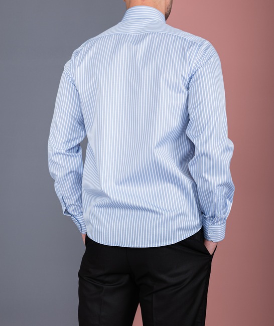Синя мъжка риза на бяло райе с малко лого
