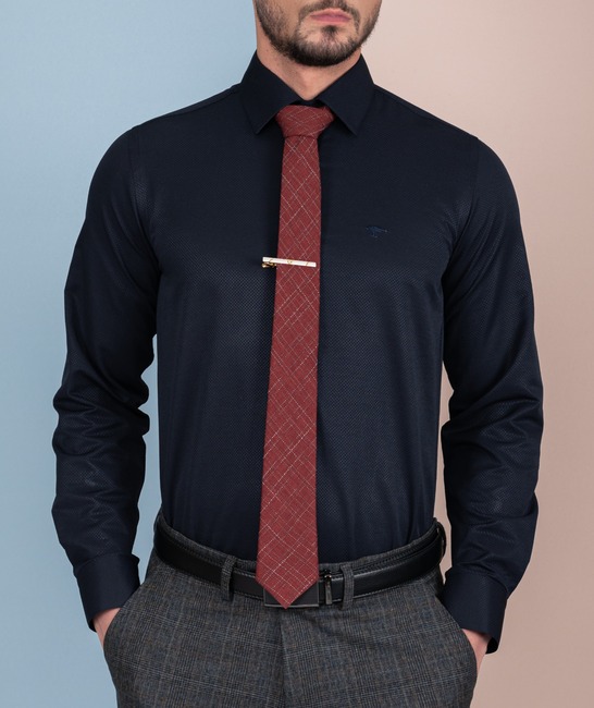Тъмно синя мъжка риза структуририна на финна плетка