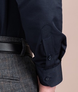 Тъмно синя мъжка риза структуририна на финна плетка