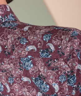 Мъжка риза цвят бордо на рози и флорални елементи