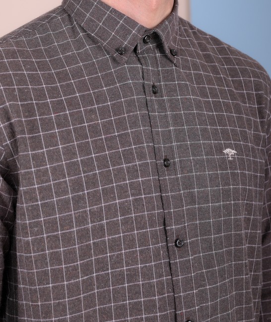 Карирана мъжка тъмно кафява риза с малко лого