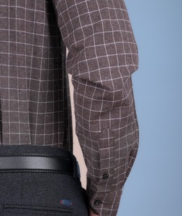 Карирана мъжка тъмно кафява риза с малко лого