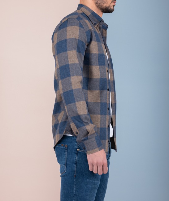 Мъжка карирана риза на сини и кафяви квадрати