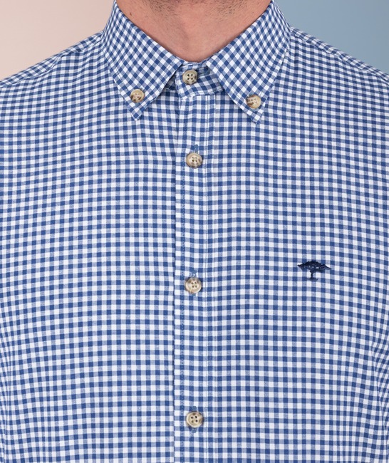 Елегантна риза цвят син с малко лого карирана