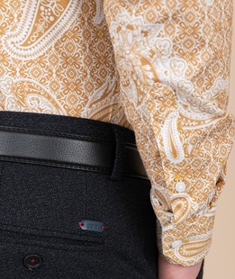 Мъжка риза цвят горчица на paisley елементи