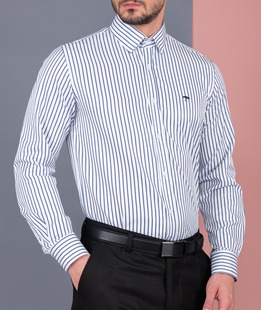Бяла риза мъжка с тъмно синьо райе и малко лого
