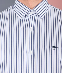 Бяла риза мъжка с тъмно синьо райе и малко лого