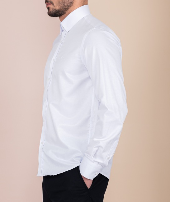 Mъжка бяла риза с бродирано лого