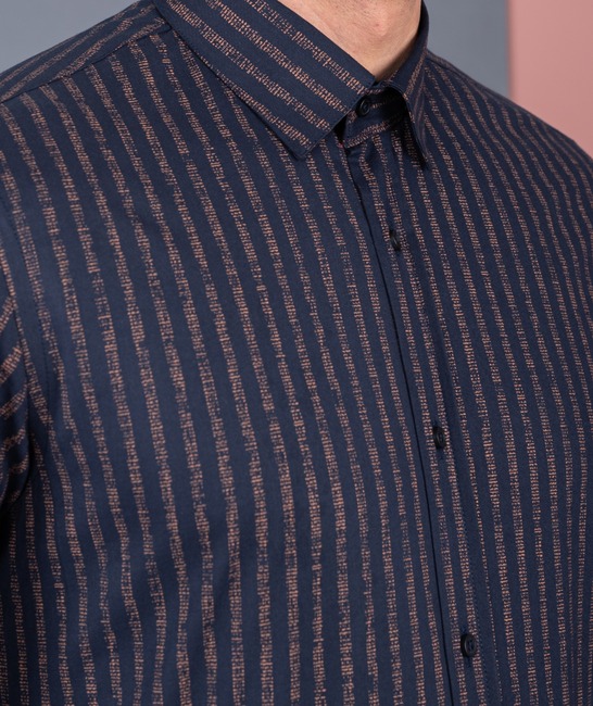 Раирана тъмно синя мъжка риза на чертички