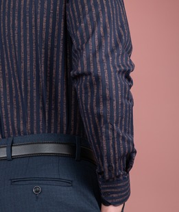 Раирана тъмно синя мъжка риза на чертички