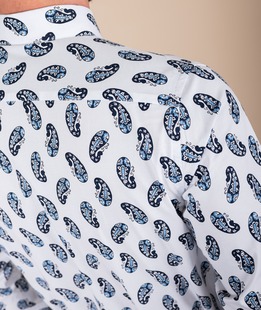 Бяла мъжка риза на големи пейсли елементи