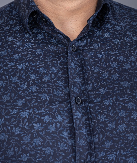 Мъжка синя риза на светли листенца от точки