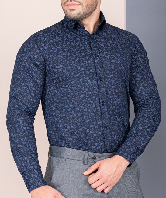 Мъжка синя риза на светли листенца от точки