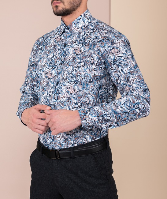 Мъжка бяла риза на сини и кафяви пастелни фигури