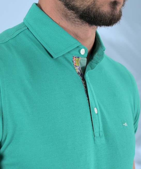 Мъжка зелена изчистена тениска с яка с лого