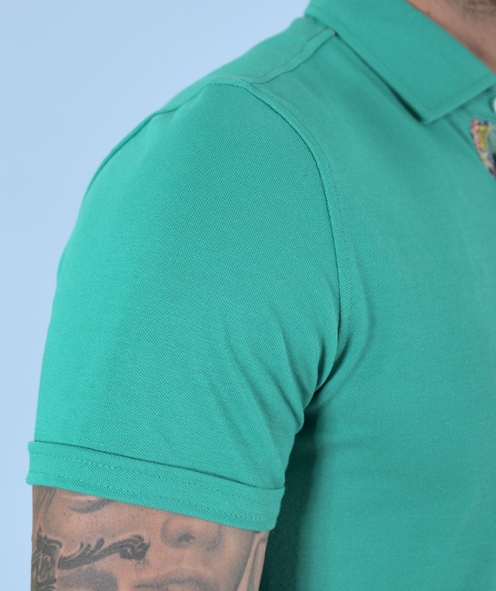 Мъжка зелена изчистена тениска с яка с лого