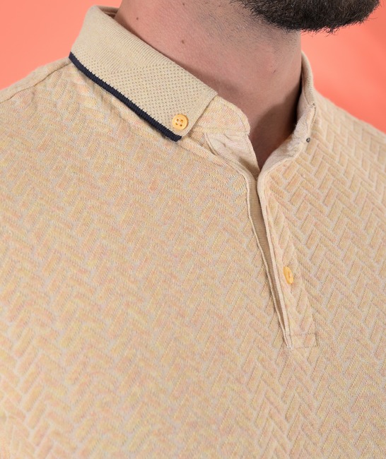 Мъжка тениска с яка цвят горчица на малки елементи