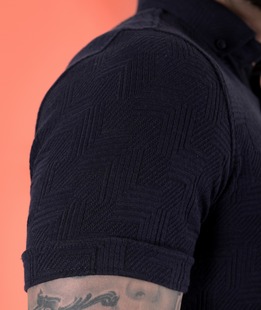 Мъжка тъмно синя тениска с яка на зигзаг фигури