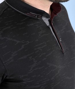 Тениска с яка с абстрактни елементи черна